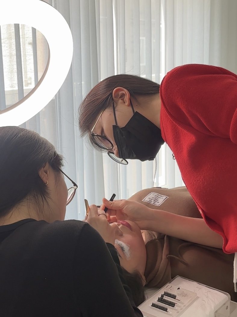지아 1:1 수업 현장 — 원장이 수강생 옆에서 함께 시술을 보는 장면
